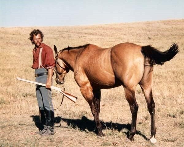Kevin Costner tartja a puskát a ló Farkasokkal táncoló 8x10 hüvelyk fotó